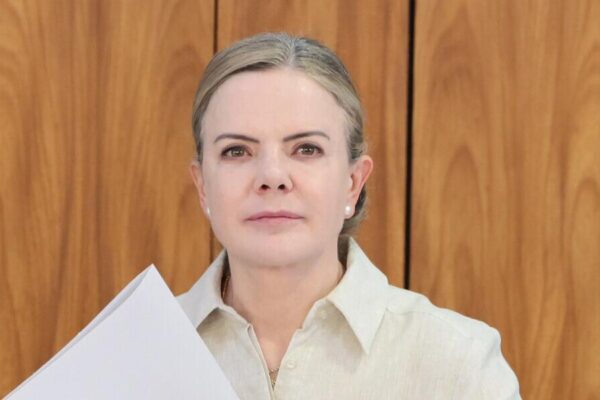 Gleisi em Foco: Gilvan da Federal Lança Ataque Coordenado nas Redes Sociais!