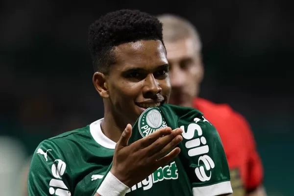 Estêvão Surpreende ao Lado de Estrelas Mundiais às Vésperas do Super Mundial de Clubes!